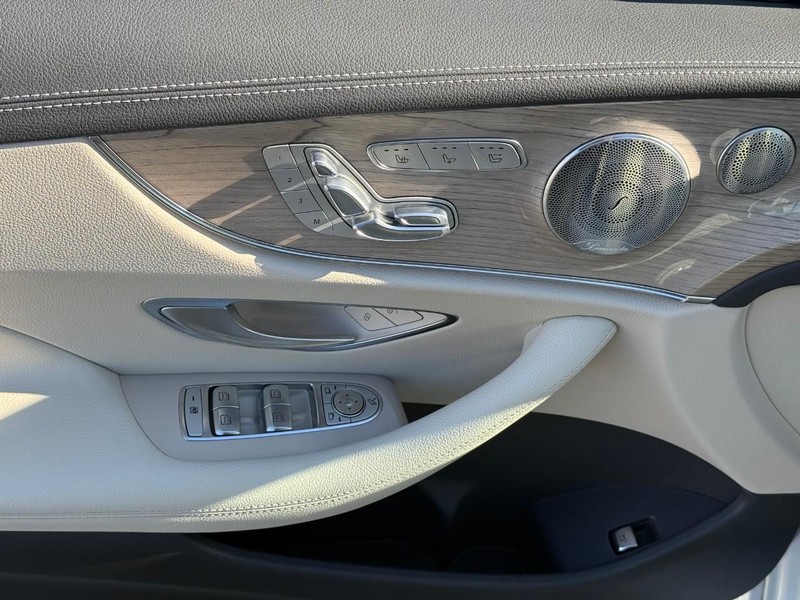 Mercedes-Benz E-Class Vehicle Full-screen Gallery Image 8