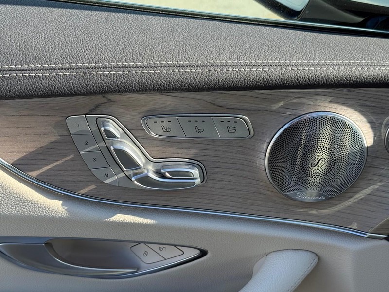 Mercedes-Benz E-Class Vehicle Full-screen Gallery Image 9