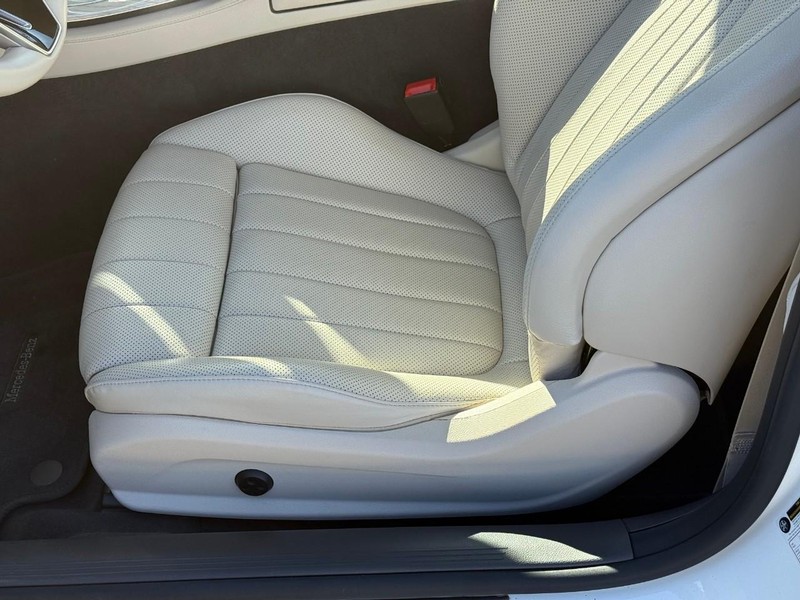 Mercedes-Benz E-Class Vehicle Full-screen Gallery Image 10