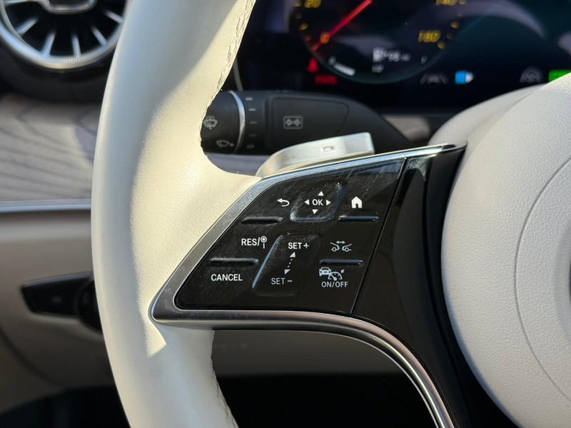 Mercedes-Benz E-Class Vehicle Full-screen Gallery Image 11