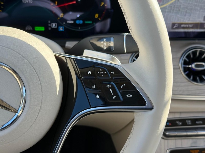 Mercedes-Benz E-Class Vehicle Full-screen Gallery Image 12