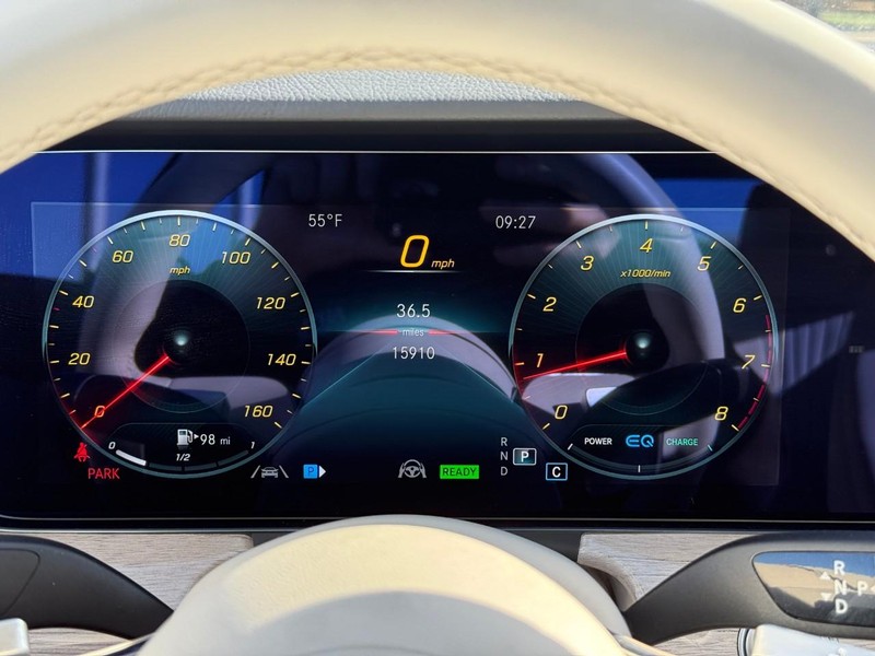 Mercedes-Benz E-Class Vehicle Full-screen Gallery Image 13