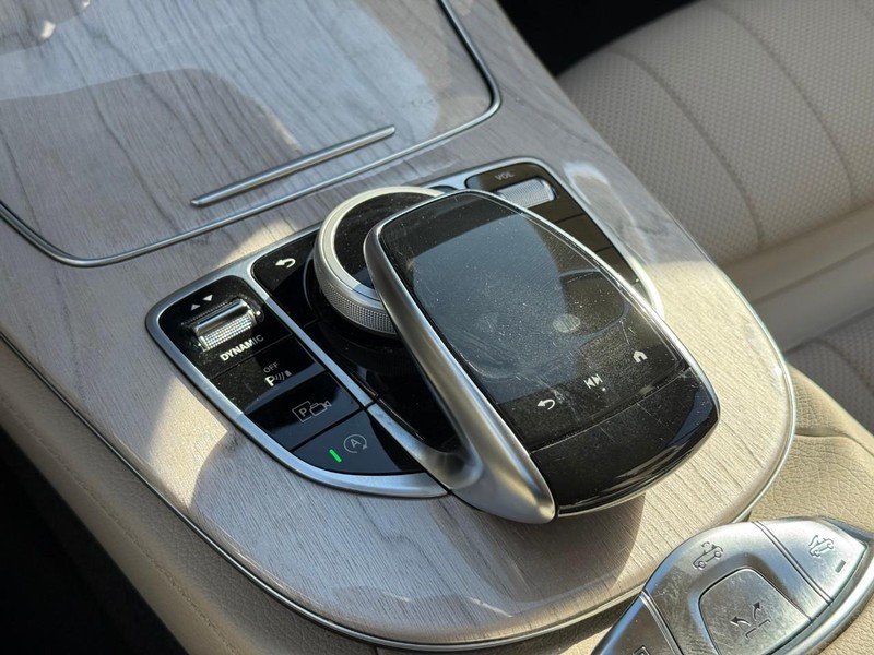 Mercedes-Benz E-Class Vehicle Full-screen Gallery Image 14