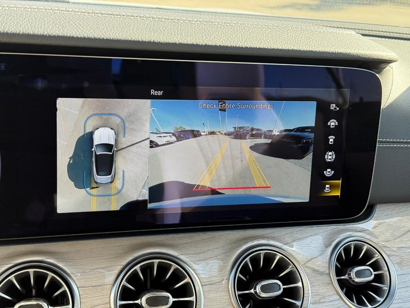 Mercedes-Benz E-Class Vehicle Full-screen Gallery Image 15