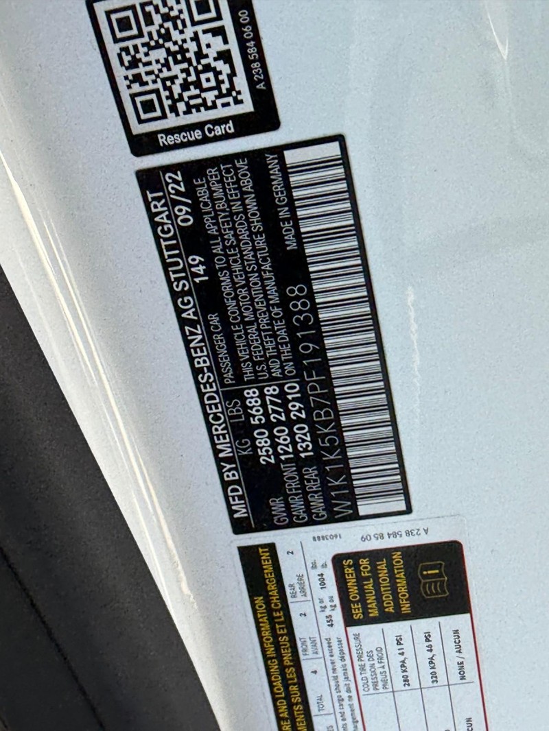 Mercedes-Benz E-Class Vehicle Full-screen Gallery Image 16