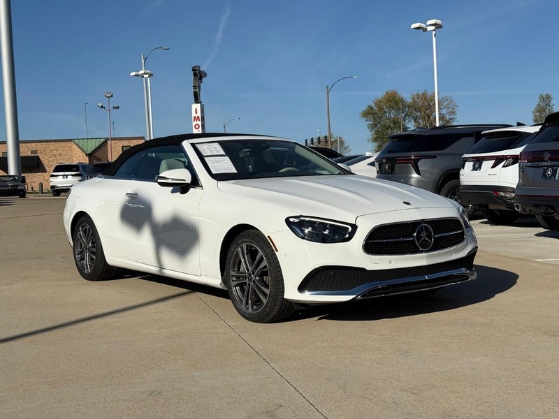 Mercedes-Benz E-Class Vehicle Full-screen Gallery Image 17