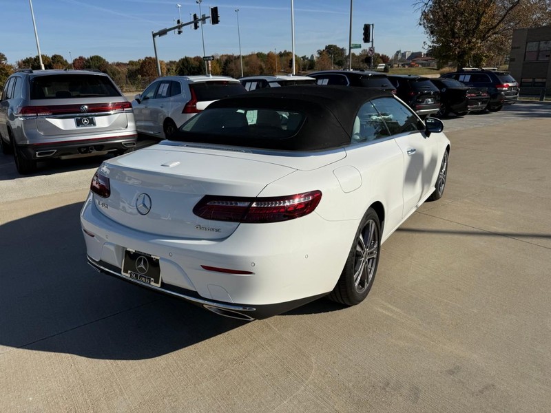 Mercedes-Benz E-Class Vehicle Full-screen Gallery Image 18