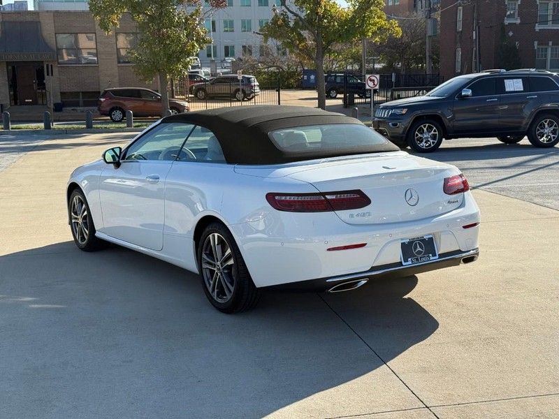 Mercedes-Benz E-Class Vehicle Full-screen Gallery Image 19
