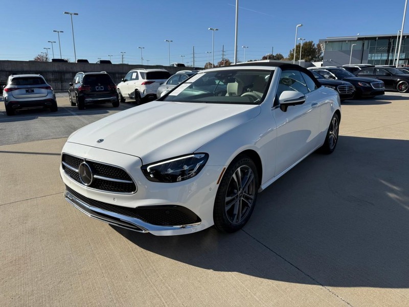 Mercedes-Benz E-Class Vehicle Full-screen Gallery Image 20