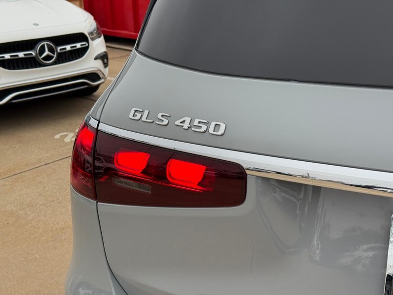 Mercedes-Benz GLS Vehicle Full-screen Gallery Image 4