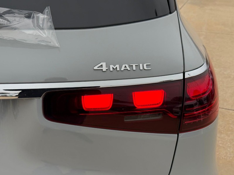 Mercedes-Benz GLS Vehicle Full-screen Gallery Image 5