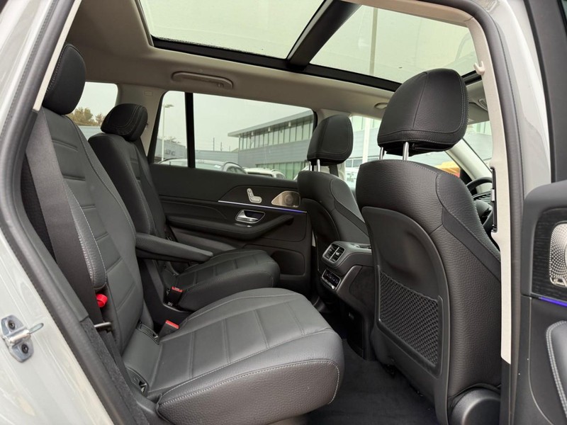 Mercedes-Benz GLS Vehicle Full-screen Gallery Image 6