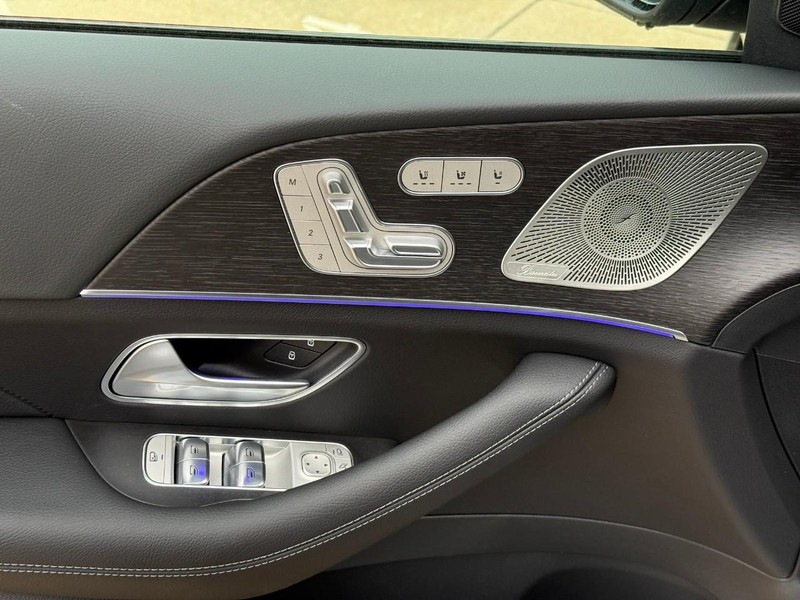 Mercedes-Benz GLS Vehicle Full-screen Gallery Image 11