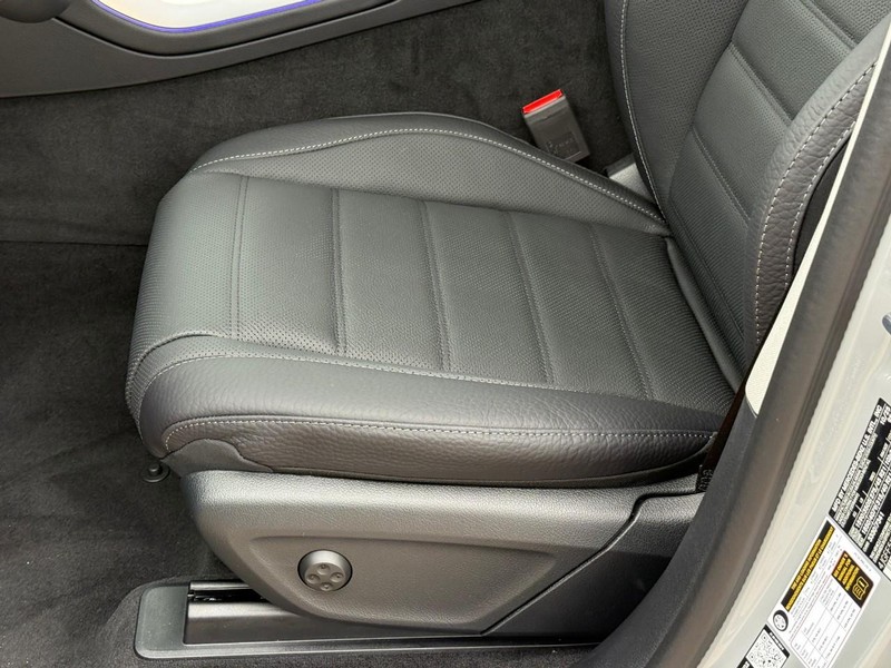 Mercedes-Benz GLS Vehicle Full-screen Gallery Image 13