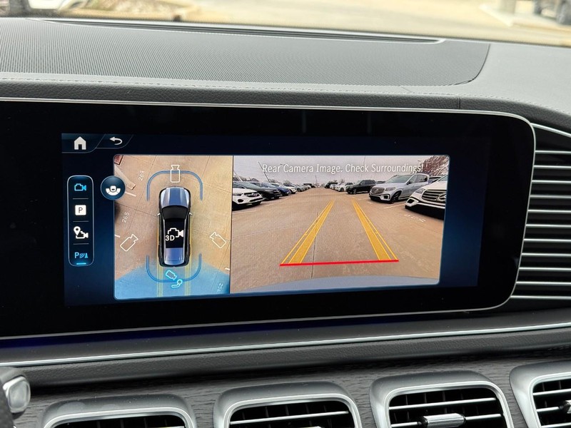 Mercedes-Benz GLS Vehicle Full-screen Gallery Image 16