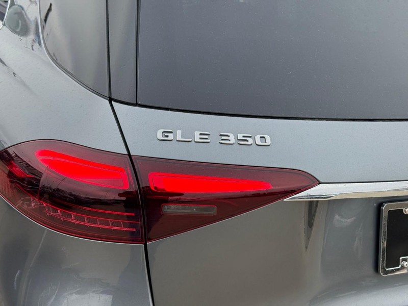 Mercedes-Benz GLE Vehicle Full-screen Gallery Image 4