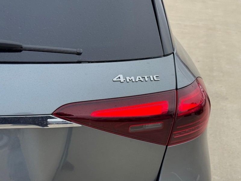 Mercedes-Benz GLE Vehicle Full-screen Gallery Image 5