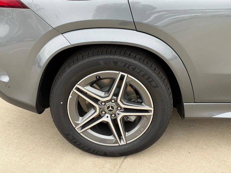 Mercedes-Benz GLE Vehicle Full-screen Gallery Image 6