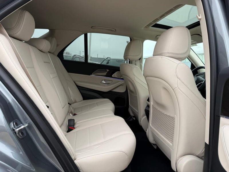 Mercedes-Benz GLE Vehicle Full-screen Gallery Image 7