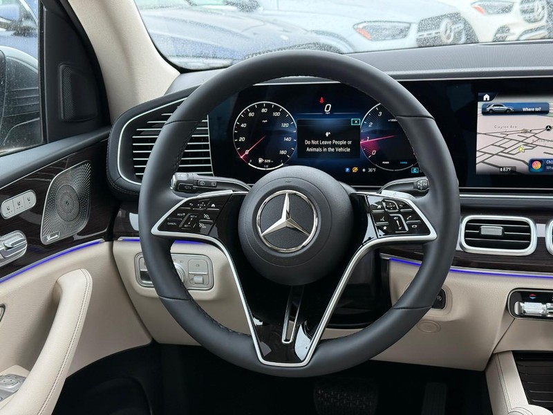 Mercedes-Benz GLE Vehicle Full-screen Gallery Image 9