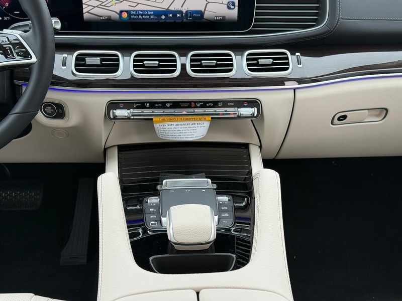 Mercedes-Benz GLE Vehicle Full-screen Gallery Image 11