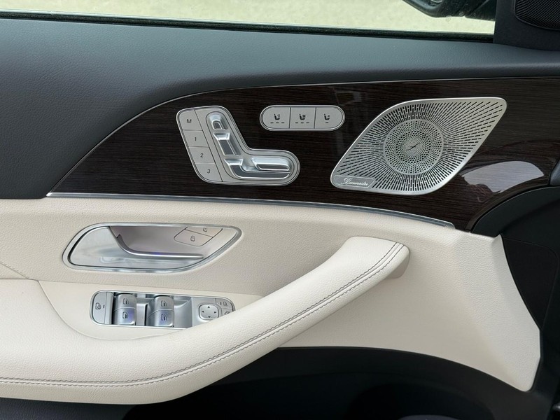 Mercedes-Benz GLE Vehicle Full-screen Gallery Image 12