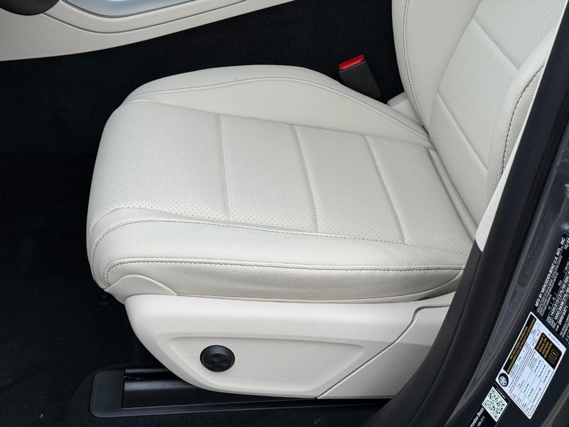 Mercedes-Benz GLE Vehicle Full-screen Gallery Image 14