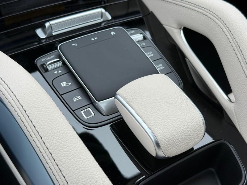 Mercedes-Benz GLE Vehicle Full-screen Gallery Image 15