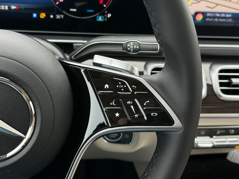 Mercedes-Benz GLE Vehicle Full-screen Gallery Image 16