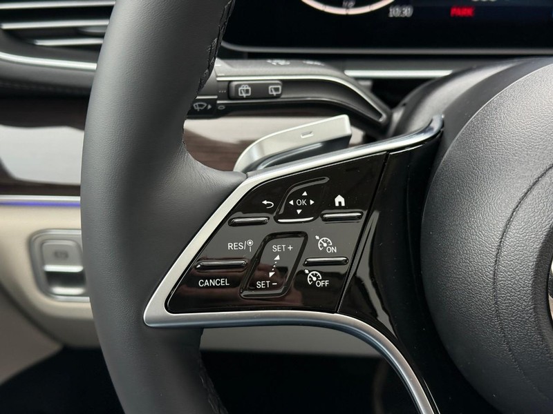 Mercedes-Benz GLE Vehicle Full-screen Gallery Image 17