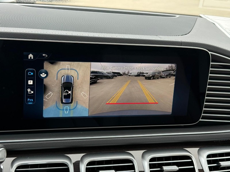 Mercedes-Benz GLE Vehicle Full-screen Gallery Image 18