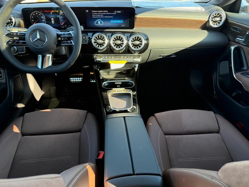 Mercedes-Benz CLA Vehicle Full-screen Gallery Image 7