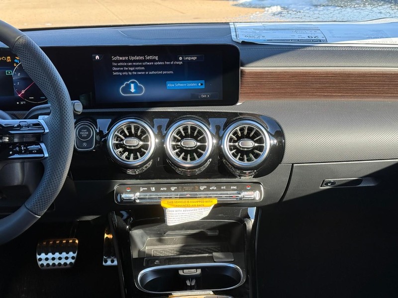 Mercedes-Benz CLA Vehicle Full-screen Gallery Image 9