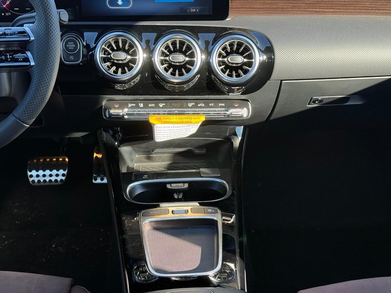 Mercedes-Benz CLA Vehicle Full-screen Gallery Image 10