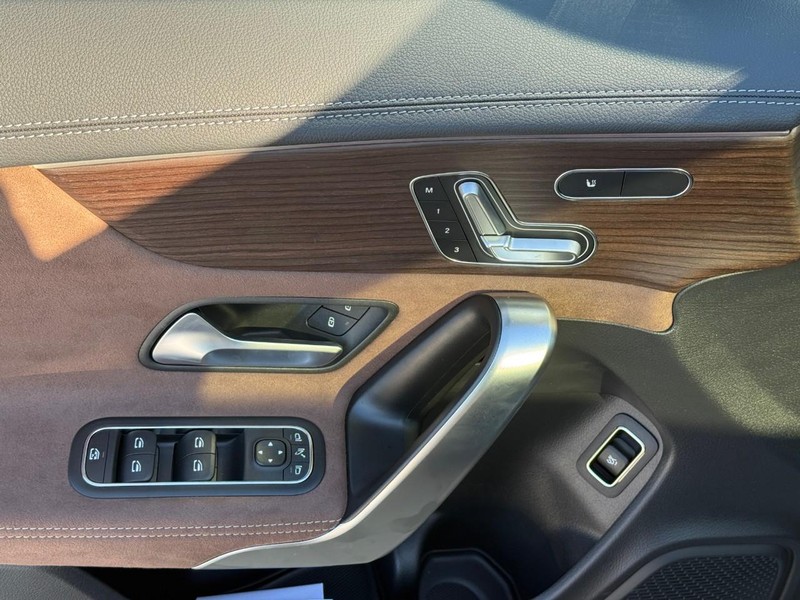 Mercedes-Benz CLA Vehicle Full-screen Gallery Image 11