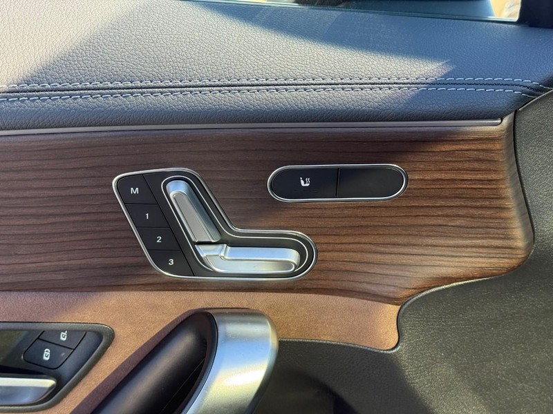 Mercedes-Benz CLA Vehicle Full-screen Gallery Image 12