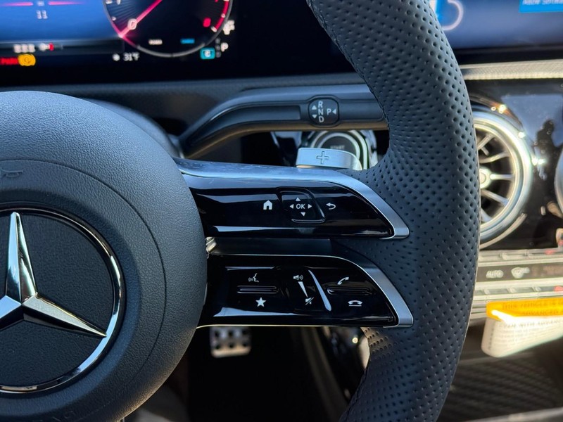 Mercedes-Benz CLA Vehicle Full-screen Gallery Image 16