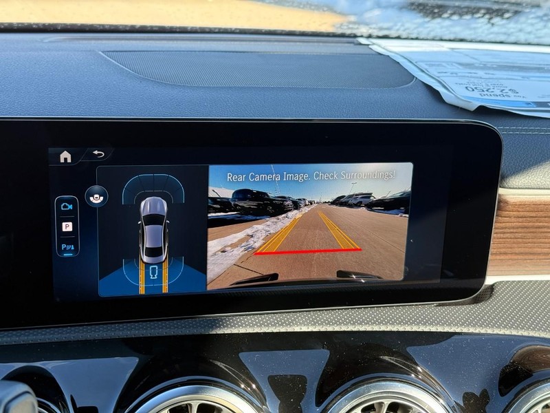 Mercedes-Benz CLA Vehicle Full-screen Gallery Image 17