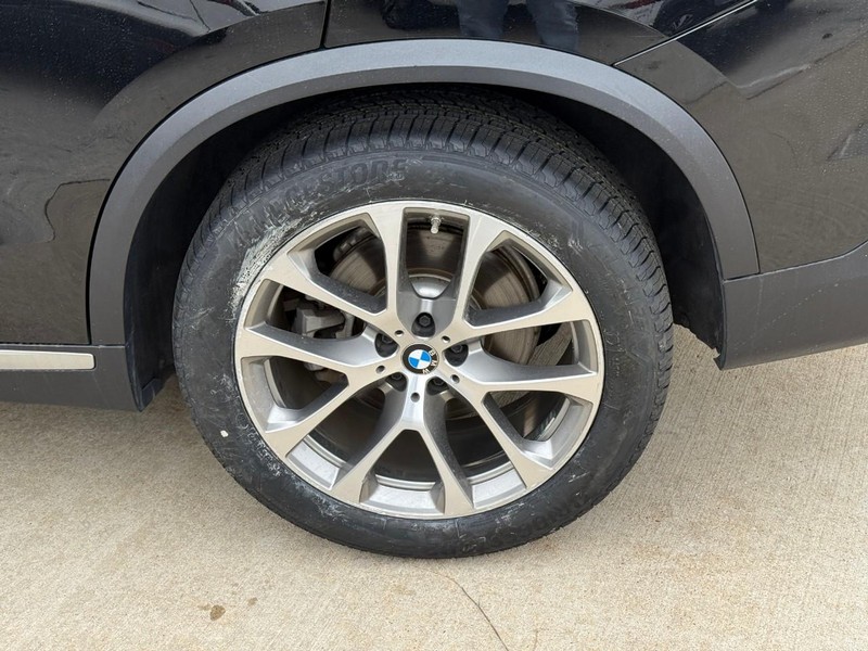 BMW X5 Vehicle Full-screen Gallery Image 9