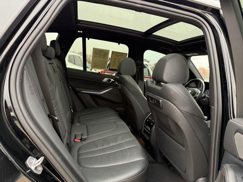 BMW X5 Vehicle Full-screen Gallery Image 11