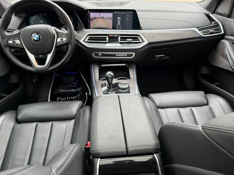 BMW X5 Vehicle Full-screen Gallery Image 12