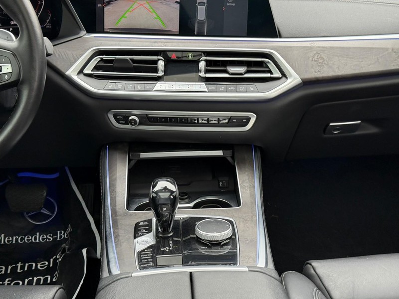 BMW X5 Vehicle Full-screen Gallery Image 15