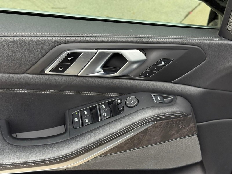 BMW X5 Vehicle Full-screen Gallery Image 16