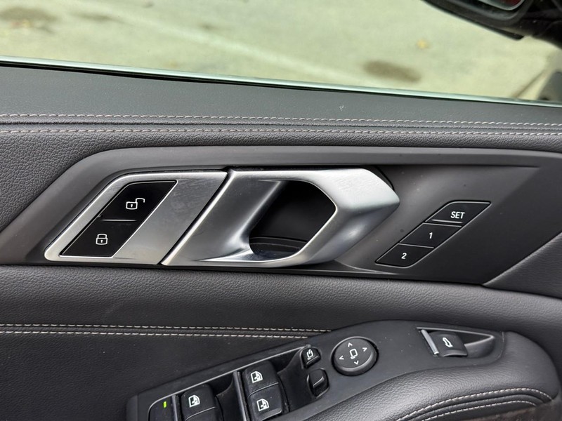 BMW X5 Vehicle Full-screen Gallery Image 17