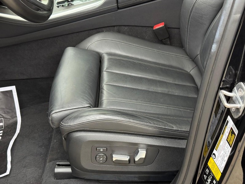 BMW X5 Vehicle Full-screen Gallery Image 18