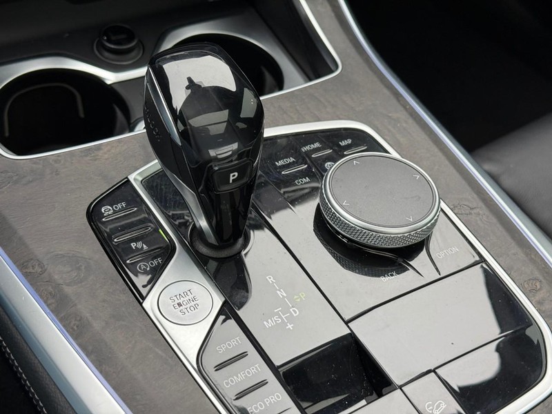 BMW X5 Vehicle Full-screen Gallery Image 23