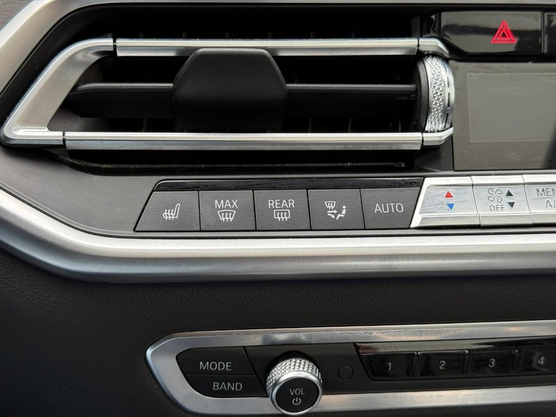 BMW X5 Vehicle Full-screen Gallery Image 24