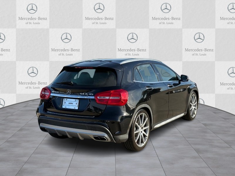 Mercedes-Benz GLA Vehicle Full-screen Gallery Image 3