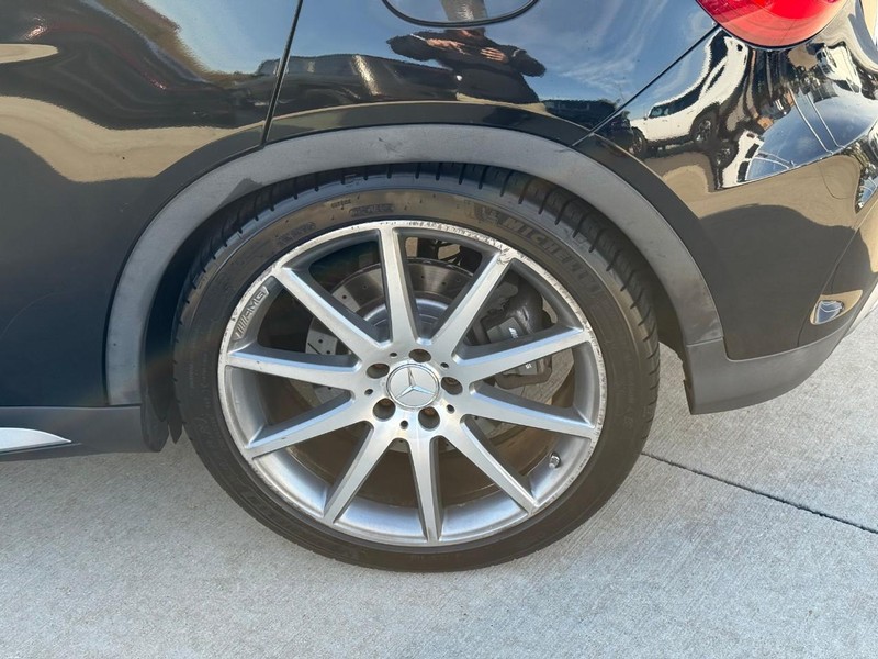 Mercedes-Benz GLA Vehicle Full-screen Gallery Image 9