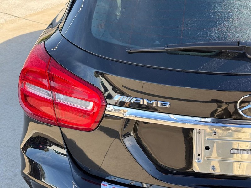 Mercedes-Benz GLA Vehicle Full-screen Gallery Image 10